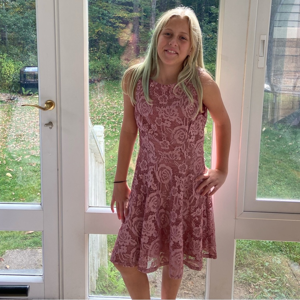 Girls dress medium my daughter is a sz12. Speechless brand